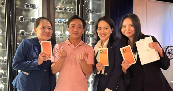 Cường Đô La chi trăm triệu đồng tậu hàng chục iPhone 17 Pro Max màu hot nhất tặng bạn thân và nhân viên