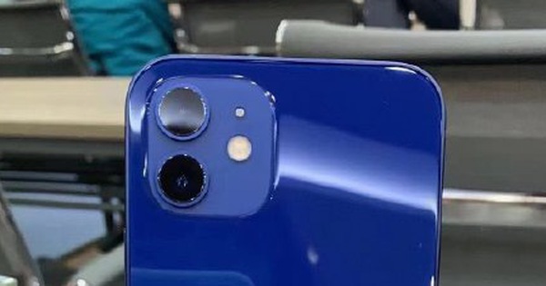 iPhone 12 màu xanh blue hứng 