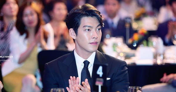 Sau hơn 2 năm điều trị bệnh ung thư, tài tử Kim Woo Bin lần đầu xuất hiện chính thức và còn trên thảm đỏ Rồng Xanh