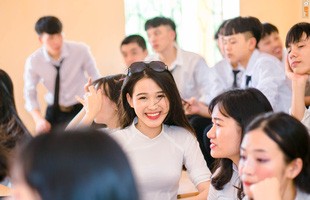 Nhan sắc tân Hoa hậu Việt Nam xinh xỉu trong tà áo dài trắng học sinh, cười một cái ai cũng đứng tim