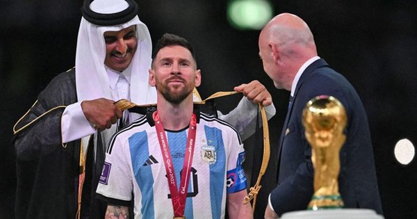 Áo choàng hoàng gia của Messi có giá hàng ngàn USD vẫn 