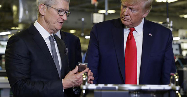 Tim Cook tặng ông Trump chiếc MacBook đầu tiên sản xuất tại Mỹ