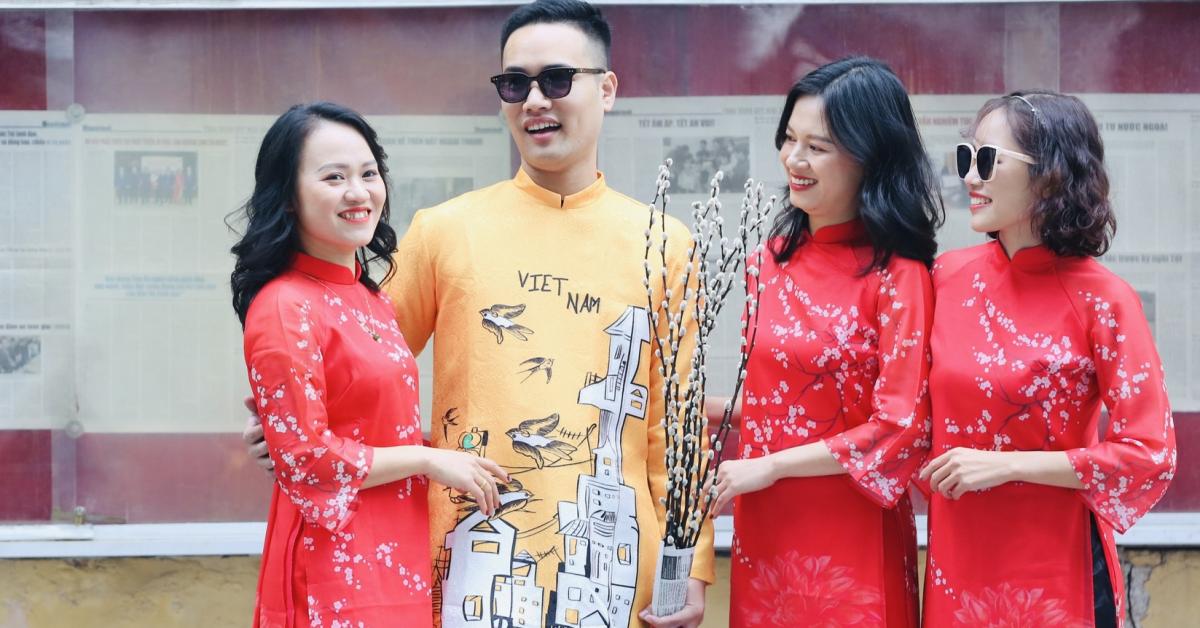 Những cô gái Hà thành thướt tha áo dài xuống phố đón xuân