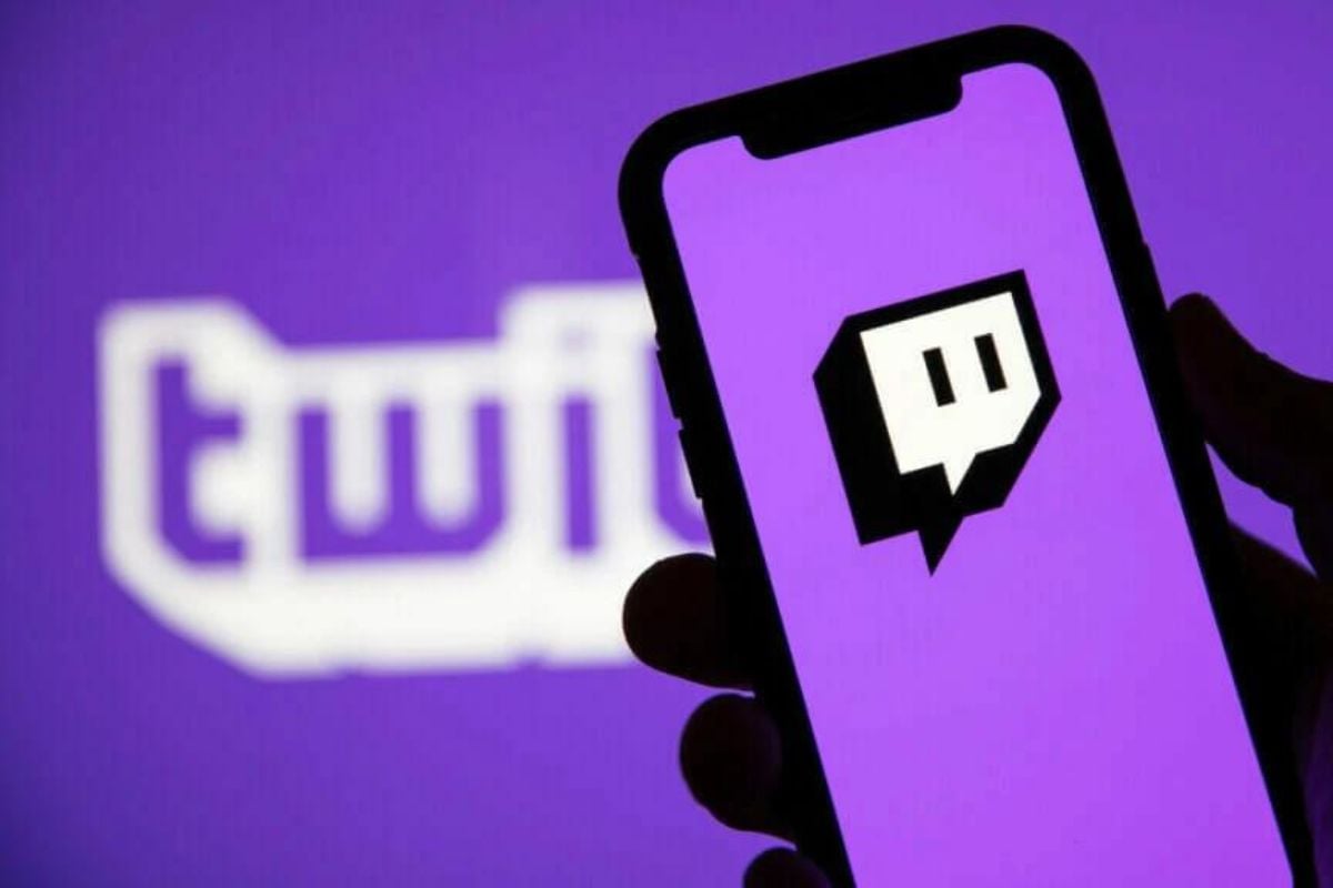 Hiểm hoạ tiềm tàng từ xu hướng vừa lái xe vừa livestream trên Twitch