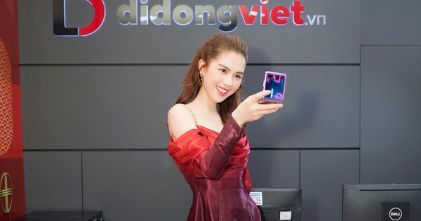 Ngọc Trinh trên tay Galaxy Z Flip trong ngày mở bán tại Việt Nam