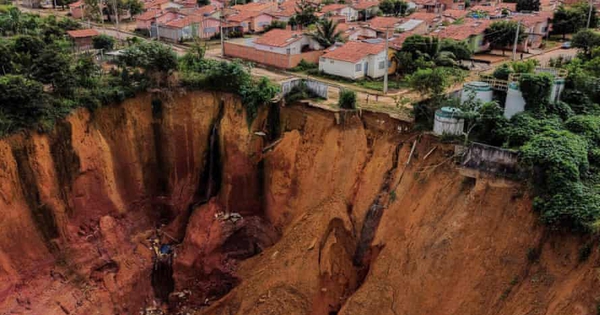 Hố sụt khổng lồ nuốt chửng thị trấn Brazil