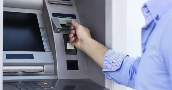 Ra ATM rút tiền mặt, hệ thống báo lỗi 5 lần nhưng 50 triệu đồng vẫn bị trừ, ngân hàng không có lỗi, công an cảnh báo trò lừa đảo tinh vi