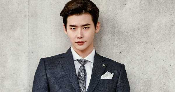 Lee Jong Suk tái xuất màn ảnh sau 2 năm đi quân sự, nhìn qua dàn ekip là biết ngay bom tấn rồi!