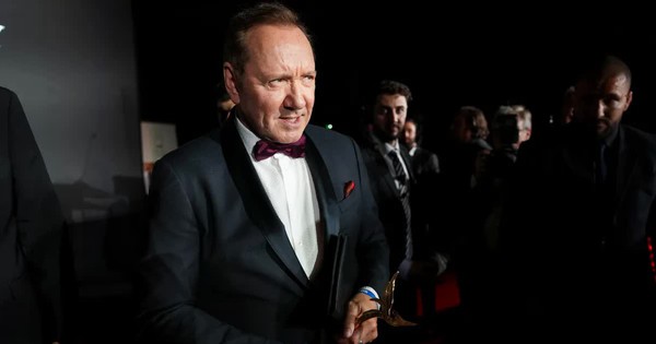 Kevin Spacey trở lại Cannes, các nhiếp ảnh gia xô đổ hàng rào