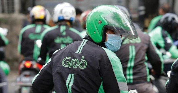 Chạy Grab, Gojek được 200k/ngày mà mỗi cuốc xe bị "cắt máu" đến 20%: Làm nghề này ở đây là khổ hay sướng?