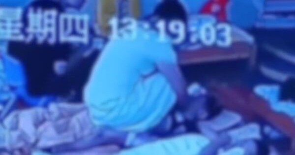Giáo viên mầm non ngồi đè lên mặt học sinh để “dạy dỗ”, đoạn video từ camera an ninh gây phẫn nộ