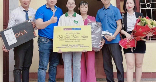 Vừa công bố điểm thi THPT, Thế Giới Di Động đã tặng ngay quà cực “xịn” cho Tân thủ khoa