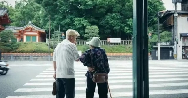 Về già mới hiểu càng hy sinh cho con cái, càng dễ bị coi là gánh nặng