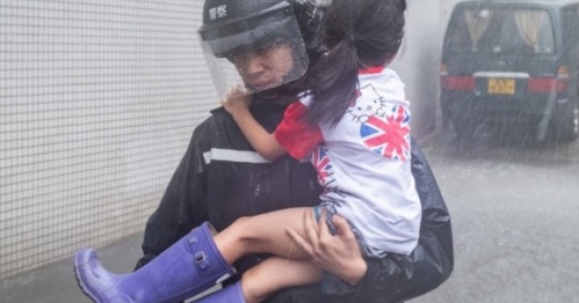 Ra đường ngày bão: Những thứ bắt buộc phải mang theo để an toàn