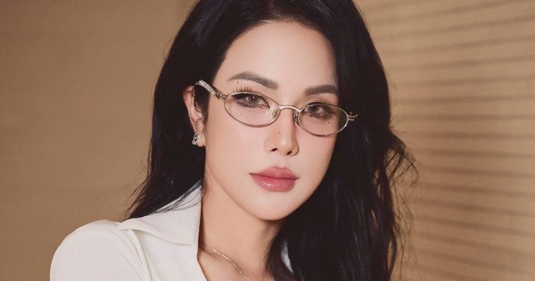 Diệp Lâm Anh sượng trân khi liên tục thấy 1 điều giữa sóng livestream