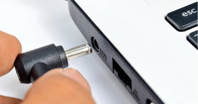 Làm ngay những điều này để bảo vệ chiếc laptop thân yêu trước Bão số 3