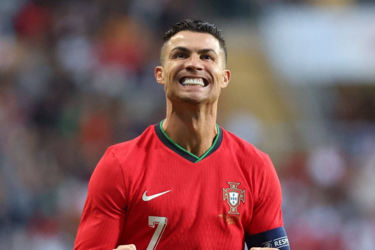 Ngôi Sao Bóng Đá Cristiano Ronaldo Nhận Nút Kim Cương Youtube Khi Chỉ Vừa Tạo Kênh