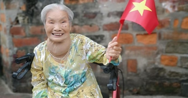Cụ bà 90 tuổi một mình đi xe đẩy đến xem tổng duyệt diễu binh