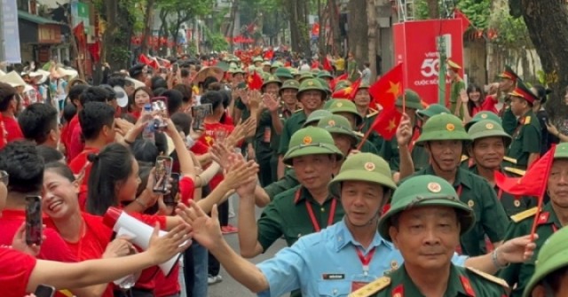 Các khối diễu binh, diễu hành đi giữa vòng tay nhân dân