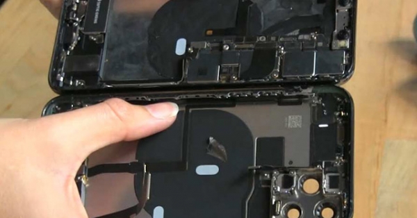 iFixit mổ bụng iPhone 11 Pro Max phát hiện khả năng sạc không dây ngược bị ẩn?