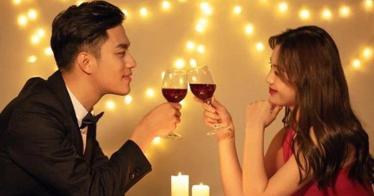 Đến muộn trong buổi hẹn hò, bạn trai còn nói: 'Hãy nhìn xem có bao nhiêu người nhắn tin cho tôi. Em thật may mắn khi tôi đã đến'