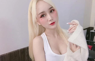 Không cần khoe da thịt, nữ streamer sexy xuất hiện trong áo đấu cũng đủ khiến fan xôn xao