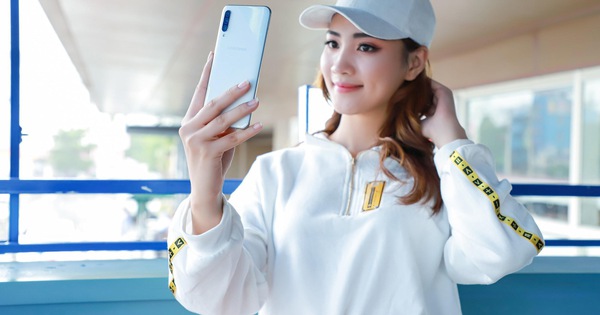 Không cần đến túi xách, hàng hiệu, ngay cả 1 chiếc smartphone cũng là cách giúp người trẻ luôn nổi bật