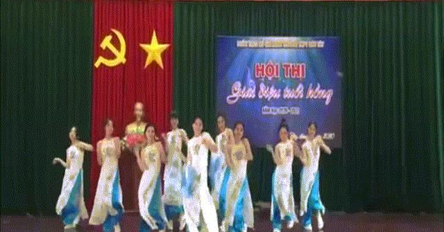 Clip: Học sinh diễn văn nghệ cực đỉnh mừng ngày Nhà giáo Việt Nam