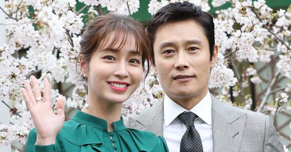 Lee Byung Hun và Lee Min Jung đón con thứ 2 chào đời, tài tử quyền lực kề cận chăm sóc vợ mới sinh