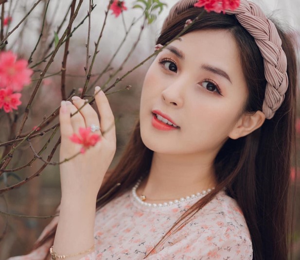 Nữ streamer Thảo Nari xuất hiện trong trang phục Tết cực kỳ xinh đẹp và quyến rũ