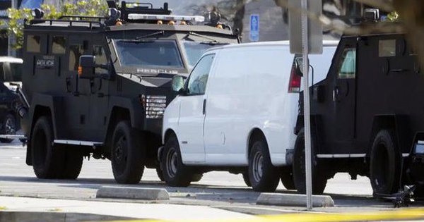 Vụ nổ súng ở California: Cảnh sát bao vây xe van trắng, xuất hiện thêm thi thể lạ