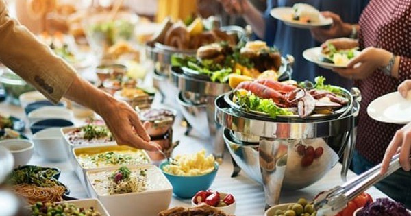 Người mẹ đáng khinh dạy 2 con song sinh cách gian lận để ăn quỵt tiệc buffet