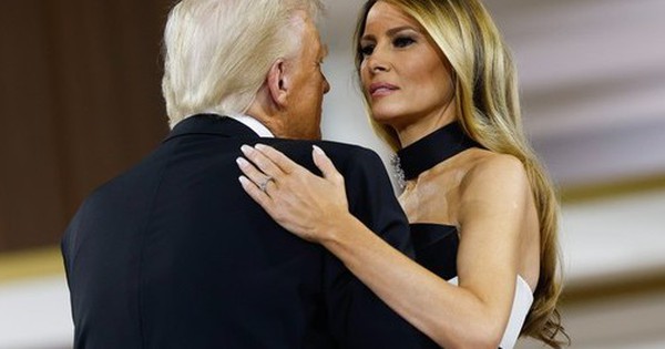 Chiếc váy báo thù của bà Melania Trump