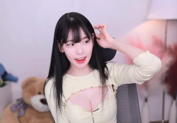 Bị quấy rối sau tin đồn hẹn hò với đồng nghiệp, nữ streamer quyết định 