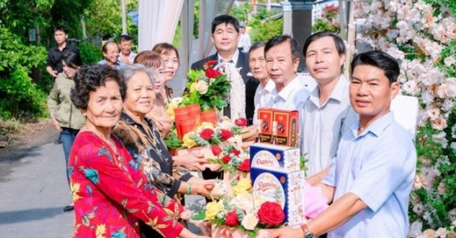 Đám cưới cặp đôi lệch 22 tuổi ở miền Tây gây sốt với dàn bô lão bê tráp