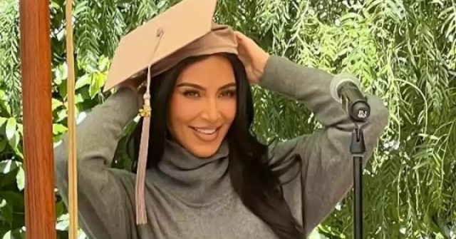 Kim Kardashian tốt nghiệp chương trình luật