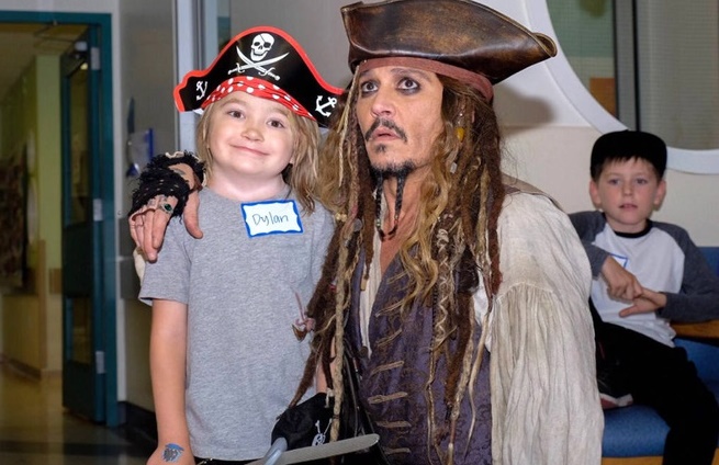 Johnny Depp trò chuyện với bệnh nhi trong tạo hình Jack Sparrow