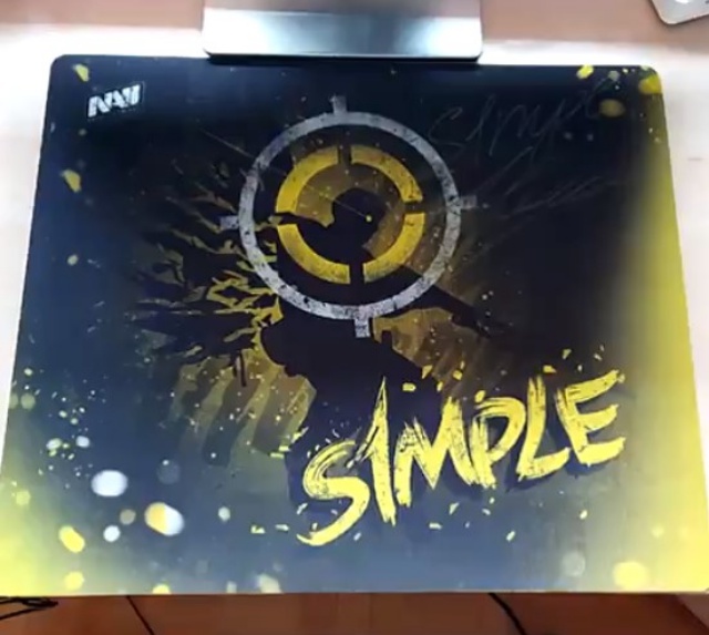 S1mple trao tặng chiếc mouse pad custom cho fan hâm mộ bị khuyết tật