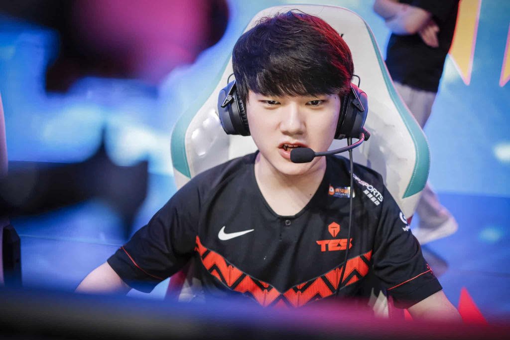 JackeyLove lơ là luyện tập khiến TOP Esports rớt phong độ nghiêm trọng