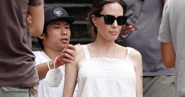 Angelina Jolie tái xuất rạng ngời trên phim trường, Pax Thiên chăm sóc mẹ tận tình