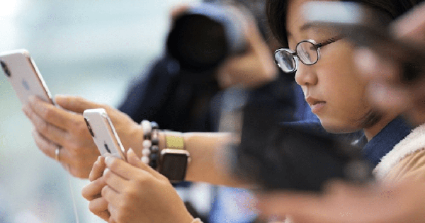 Trẻ có thể cận thị nếu nhìn màn hình smartphone quá gần và quá lâu, iOS 17 đã có cách khắc phục?