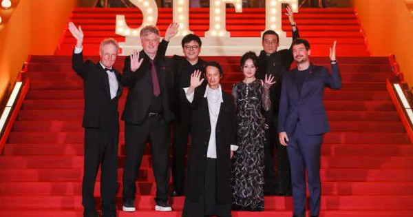 Trần Anh Hùng cùng Châu Tấn, Lương Gia Huy trên thảm đỏ LHP quốc tế Thượng Hải