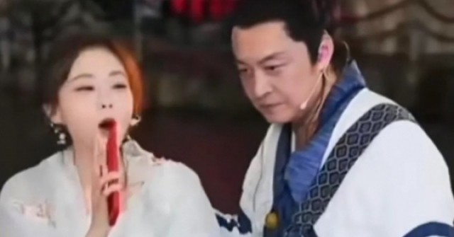 'Trương Vô Kỵ' Mã Cảnh Đào ngã quỵ khi livestream