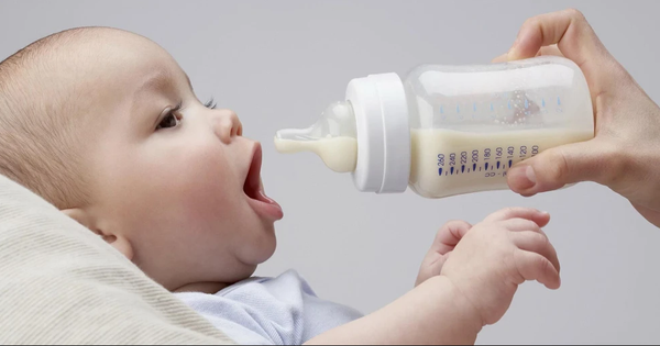 Chấn động: Trẻ sơ sinh bú bình có thể nuốt phải hơn 1 triệu hạt vi nhựa mỗi ngày