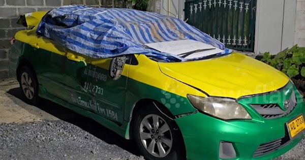 Đang đi đường, người đàn ông phát hiện cảnh đáng sợ trong xe taxi