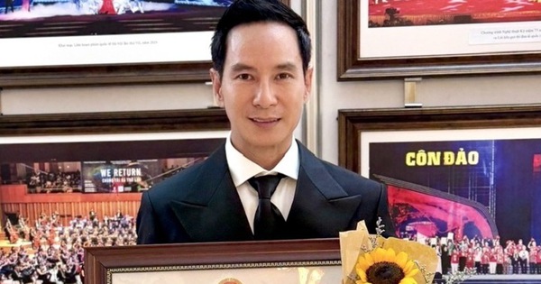 Đạo diễn Lý Hải nhận bằng khen của Bộ VHTTDL vì đóng góp trong lĩnh vực điện ảnh