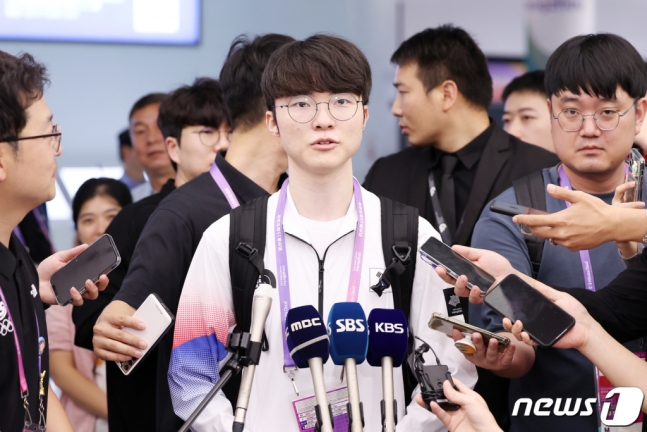 Faker tuyên bố “cơ hội giành HCV ASIAD 19 đã đến” trước hàng trăm người vây kín tại sân bay