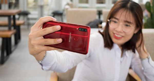 Chưa bao giờ nhu cầu có 3 camera sau trên smartphone tầm trung lại cao như bây giờ