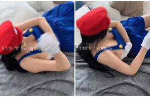 Chỉ khoác mỗi tạp dề rồi cosplay Mario, nữ YouTuber xinh đẹp bất ngờ gặp 