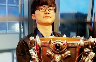 Nhìn Faker sánh vai cùng toàn 